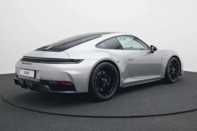 Porsche 911 (2025) thumbnail 2