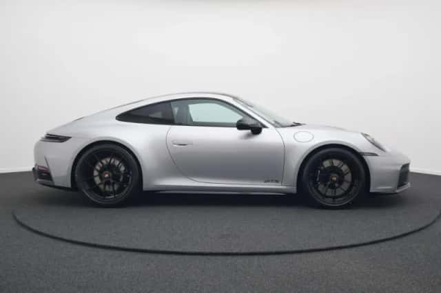 Porsche 911 (2025) thumbnail 3