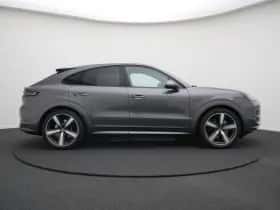 Porsche Cayenne (2025) thumbnail 2