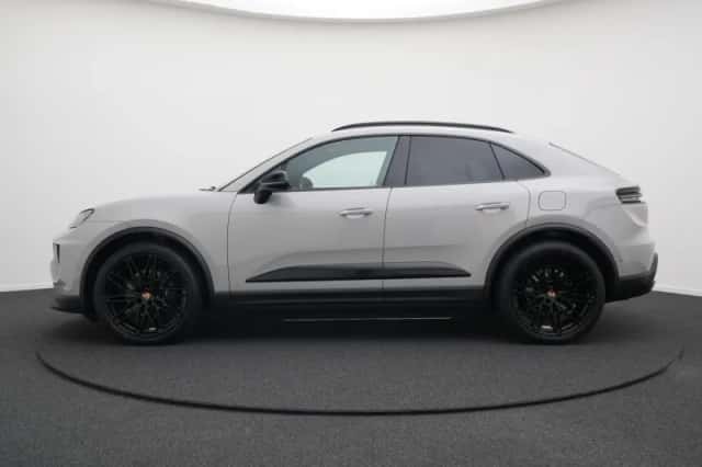Porsche Macan (2026) thumbnail 2