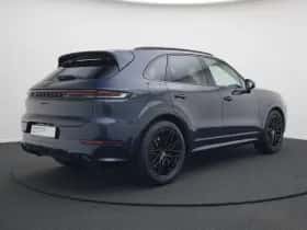 Porsche Cayenne (2023) thumbnail 2