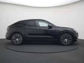 Porsche Macan (2024) thumbnail 3