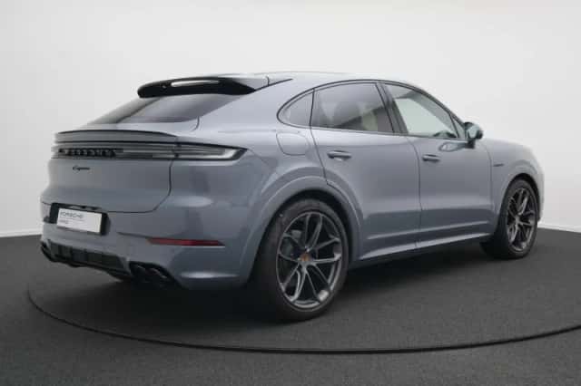 Porsche Cayenne (2025) thumbnail 2