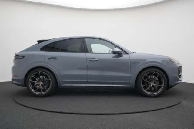 Porsche Cayenne (2025) thumbnail 3