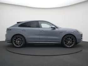 Porsche Cayenne (2025) thumbnail 3