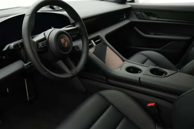 Porsche Taycan (2025) thumbnail 5