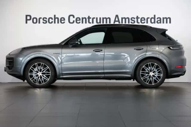 Porsche Cayenne (2025) thumbnail 2