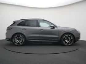 Porsche Cayenne (2025) thumbnail 2