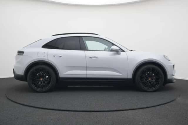 Porsche Macan (2026) thumbnail 2