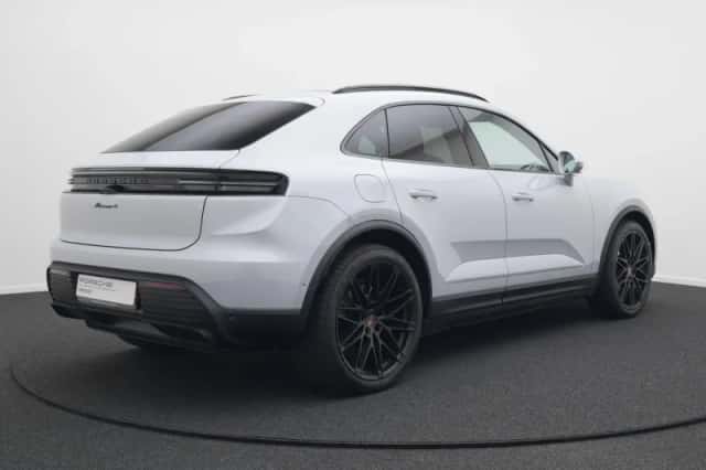 Porsche Macan (2026) thumbnail 3