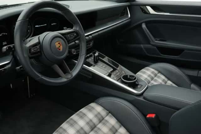 Porsche 911 (2021) thumbnail 5