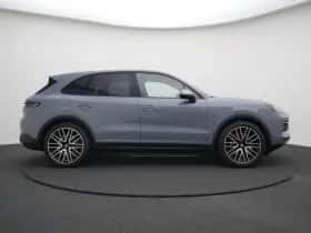 Porsche Cayenne (2023) thumbnail 2