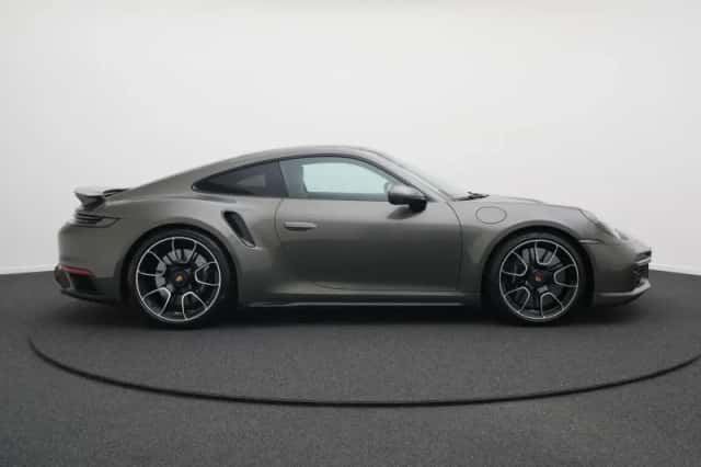 Porsche 911 (2023) thumbnail 2