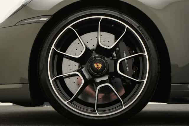 Porsche 911 (2023) thumbnail 4