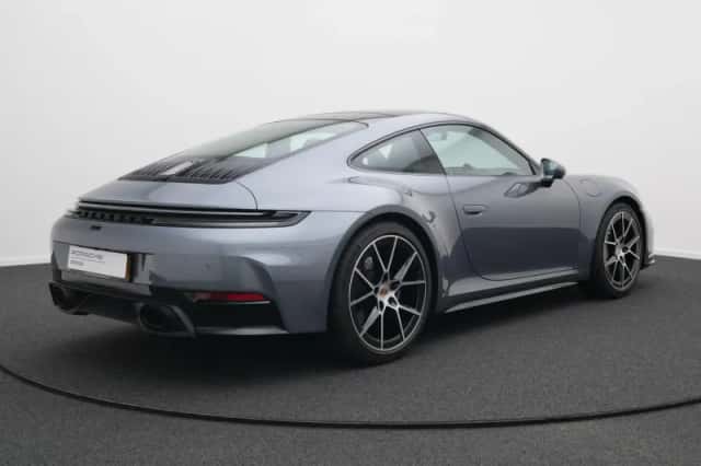 Porsche 911 (2025) thumbnail 3