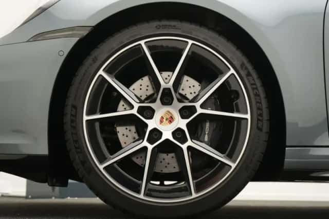 Porsche 911 (2025) thumbnail 4
