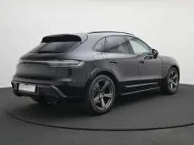 Porsche Macan (2022) thumbnail 3