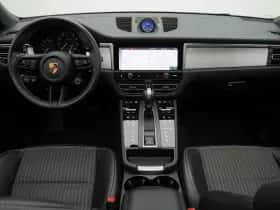 Porsche Macan (2022) thumbnail 7