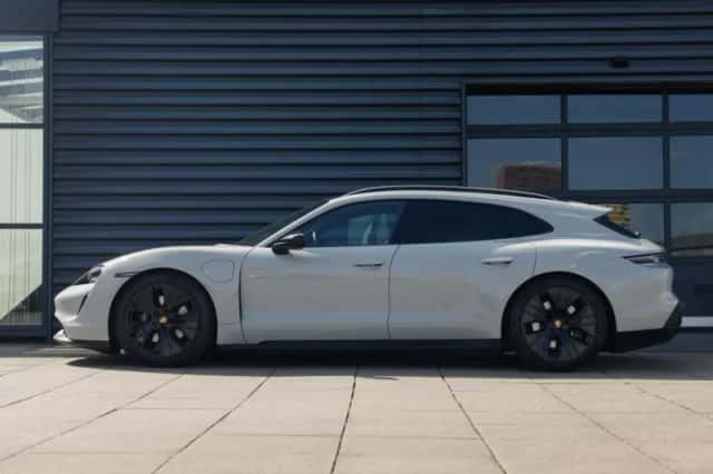 Porsche Taycan (2023) thumbnail 2