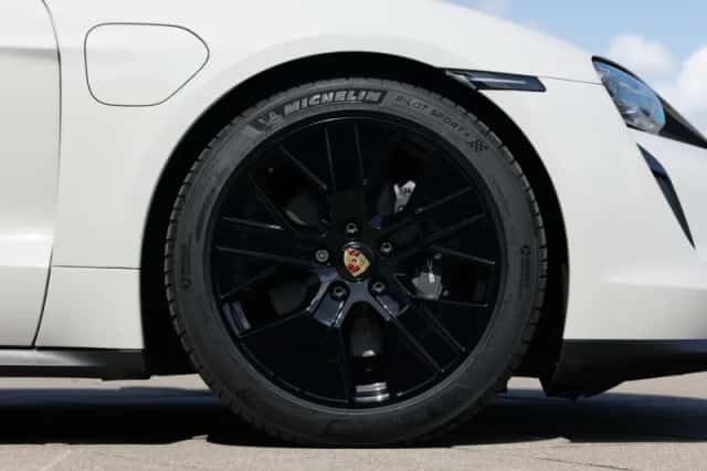 Porsche Taycan (2023) thumbnail 4