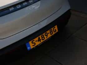 Porsche Taycan (2023) thumbnail 9
