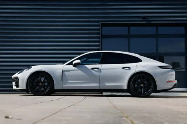Porsche Panamera (2024) thumbnail 2