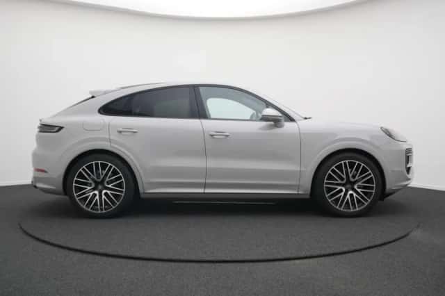 Porsche Cayenne (2025) thumbnail 2