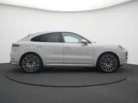 Porsche Cayenne (2025) thumbnail 2