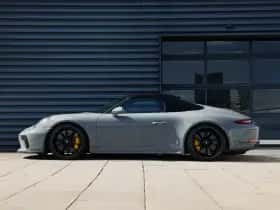 Porsche 911 (2020) thumbnail 2