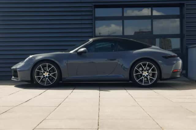 Porsche 911 (2024) thumbnail 2