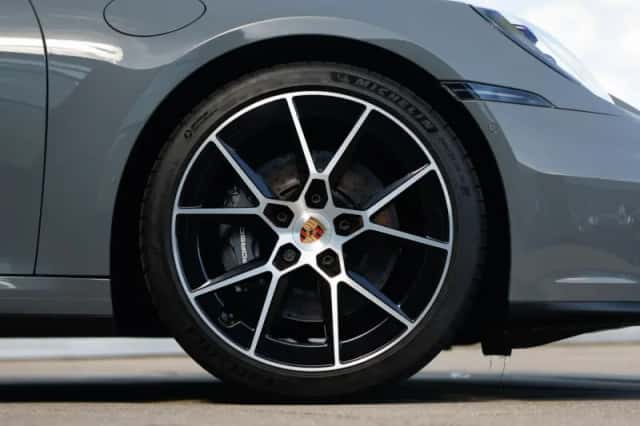 Porsche 911 (2024) thumbnail 4