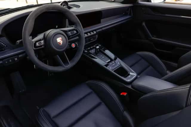 Porsche 911 (2024) thumbnail 5