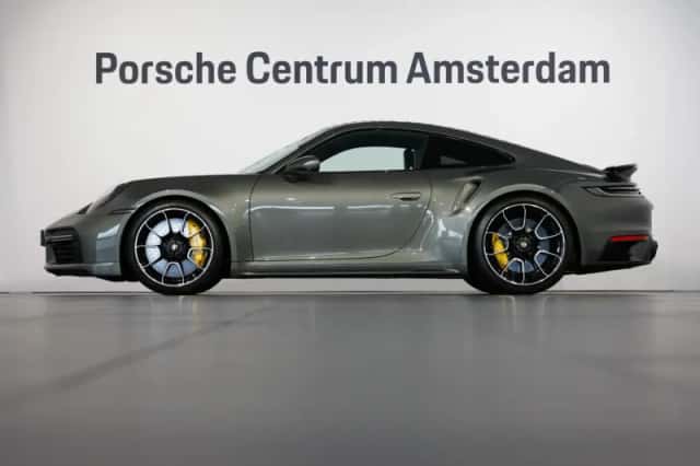 Porsche 911 (2024) thumbnail 2