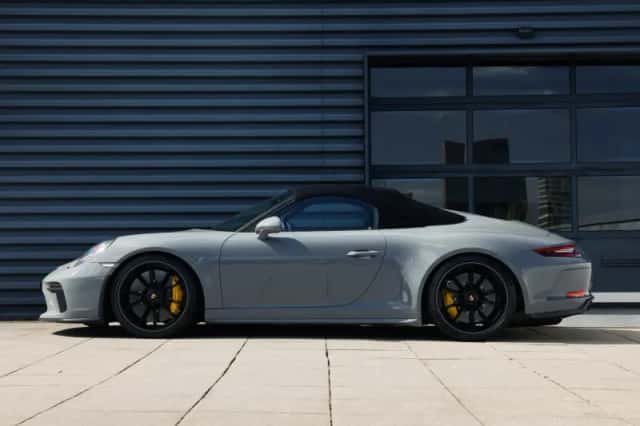 Porsche 911 (2020) thumbnail 2