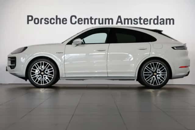 Porsche Cayenne (2024) thumbnail 2