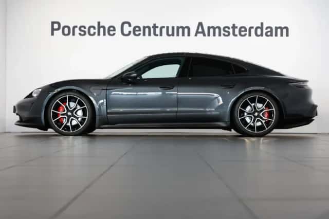 Porsche Taycan (2022) thumbnail 2