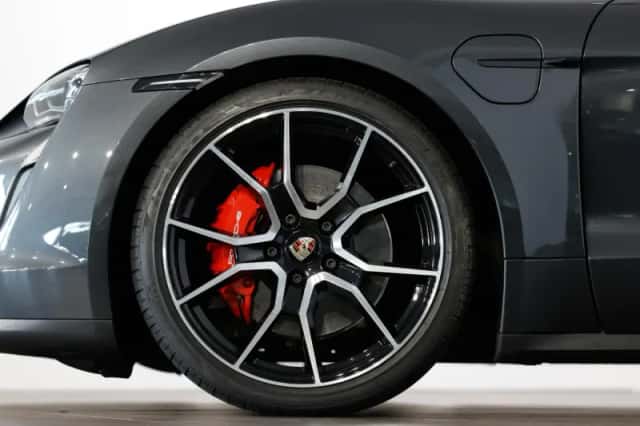 Porsche Taycan (2022) thumbnail 5