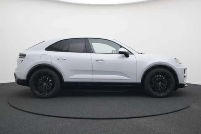 Porsche Macan (2024) thumbnail 2