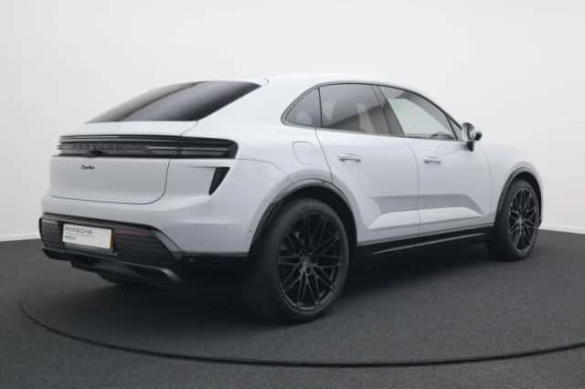 Porsche Macan (2024) thumbnail 3