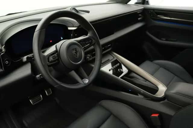Porsche Macan (2024) thumbnail 5