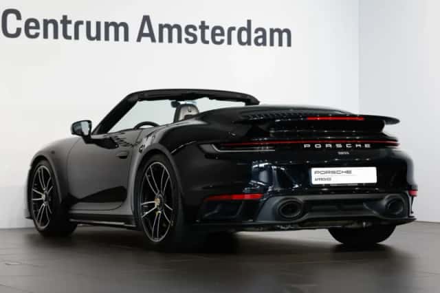 Porsche 911 (2022) thumbnail 3