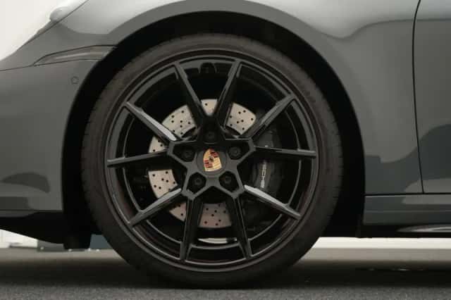 Porsche 911 (2025) thumbnail 4