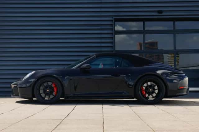 Porsche 911 (2024) thumbnail 2