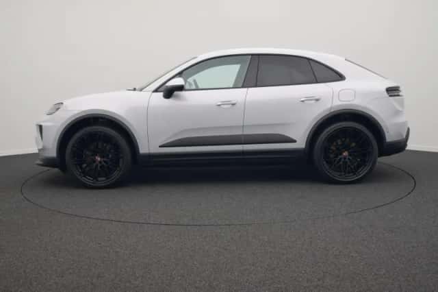 Porsche Macan (2026) thumbnail 2