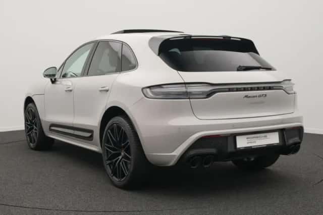 Porsche Macan (2023) thumbnail 3