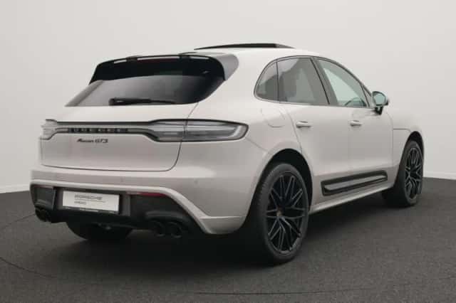 Porsche Macan (2023) thumbnail 5