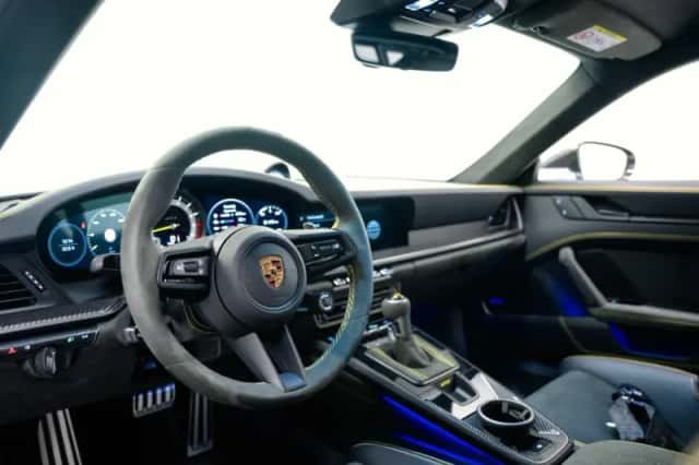 Porsche 911 (2022) thumbnail 4