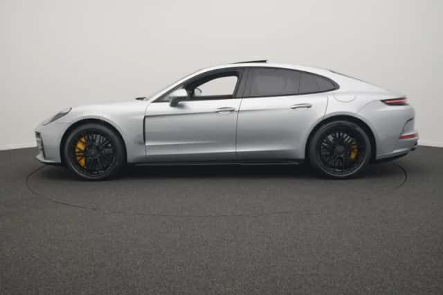 Porsche Panamera (2024) thumbnail 2
