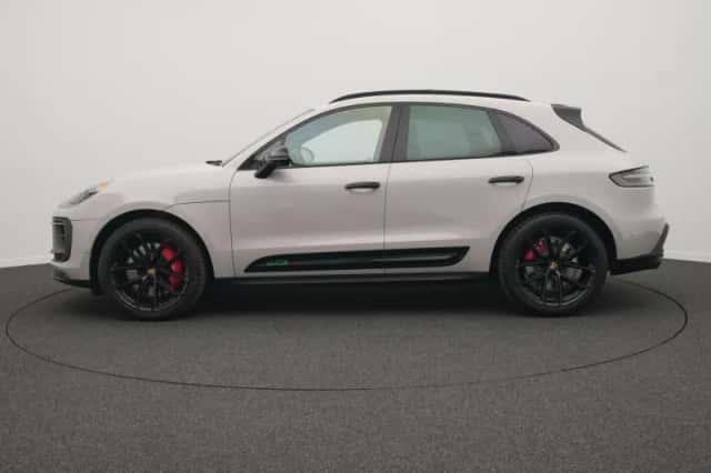 Porsche Macan (2022) thumbnail 2