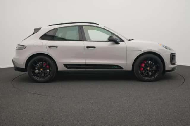 Porsche Macan (2022) thumbnail 6